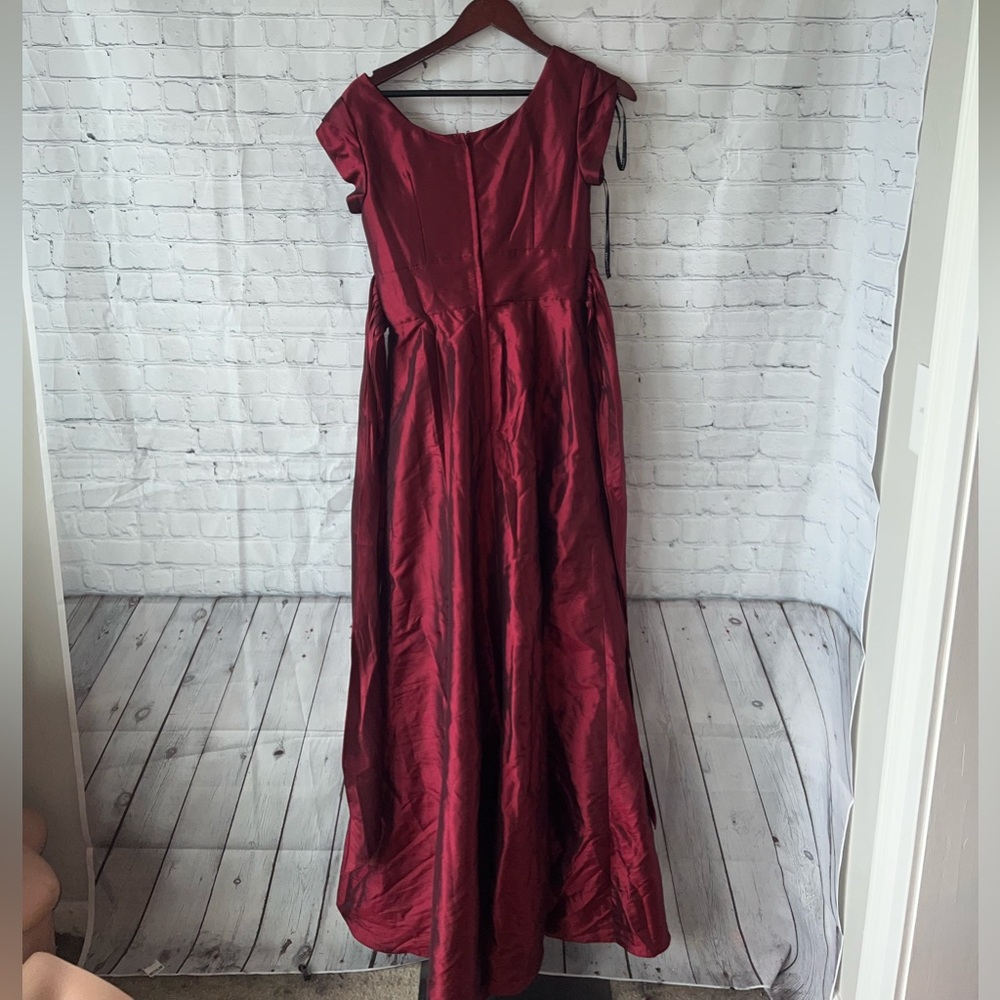 Beautifully Modest Red Sleeveless Formal Long Dress size 6 - Picture 14 of 15